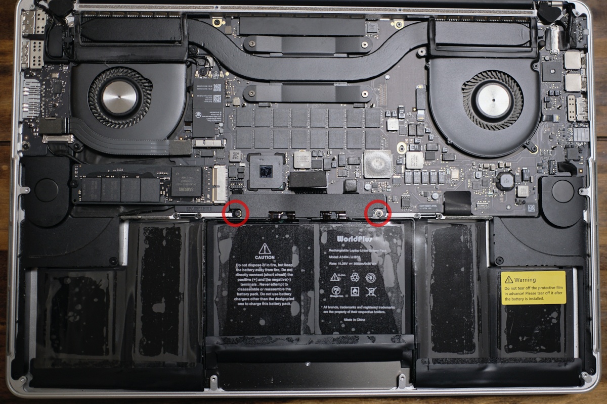 MacBook Pro 2013 バッテリを取り付ける